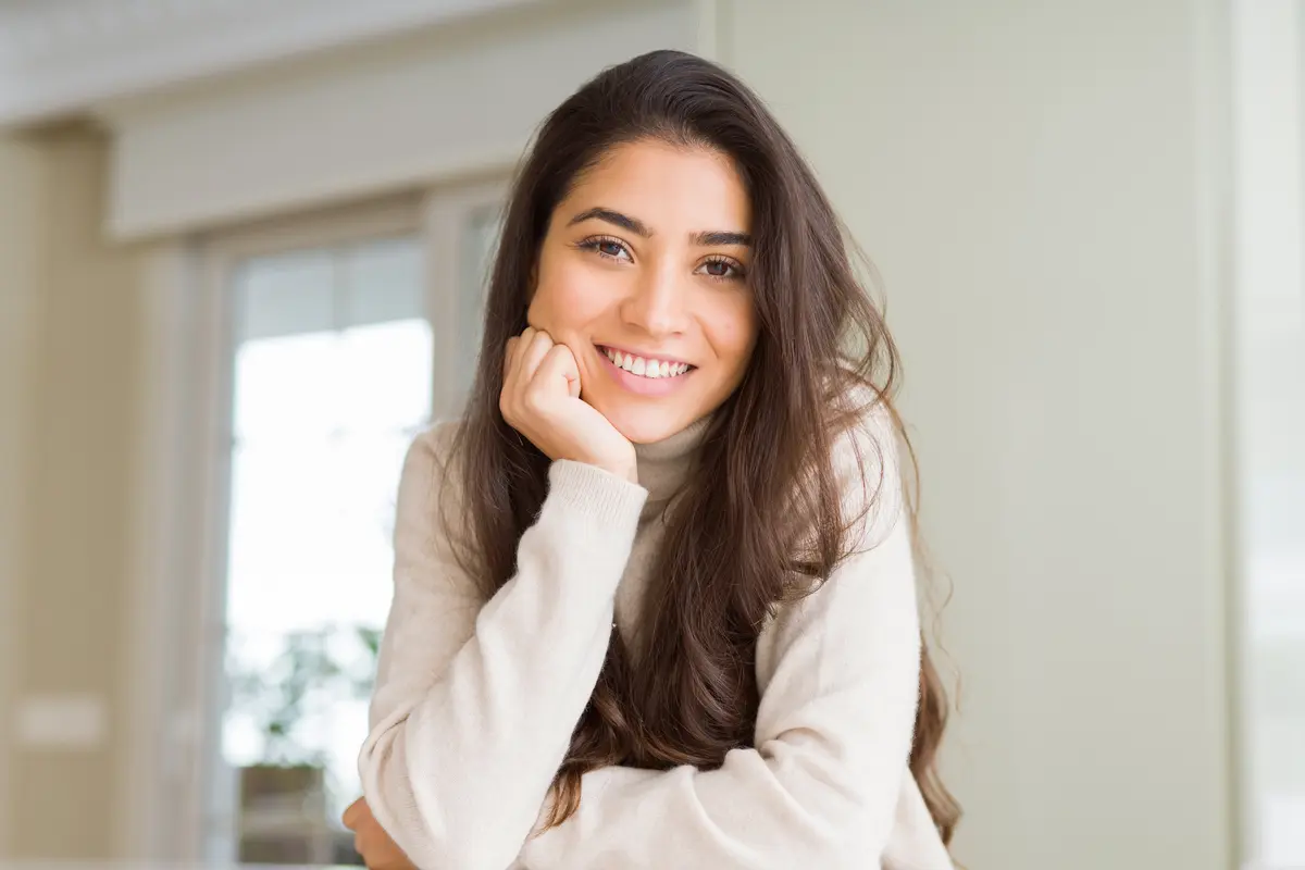 perempuan tersenyum bahagia