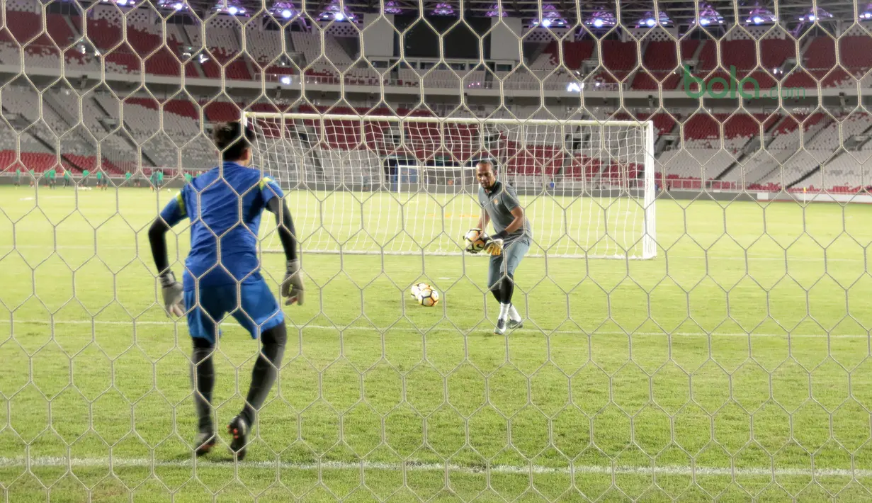 Pelatih kiper Timnas Indonesia U-19 memberikan instruksi saat uji coba lapangan jelang melawan Jepang U-19 di Stadion Utama GBK, (24/3/2018). Laga tersebut merupakan persiapan Timnas U-19 ke Piala Asia 2018. (Bola.com/Nicklas Hanoatubun)