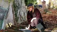 Terobsesi dengan pemakaman, seorang wanita telah mengunjungi lebih dari 200 kuburan dan selalu merawatnya. (Sumber: Jeane Trend-Hill/SWNS)