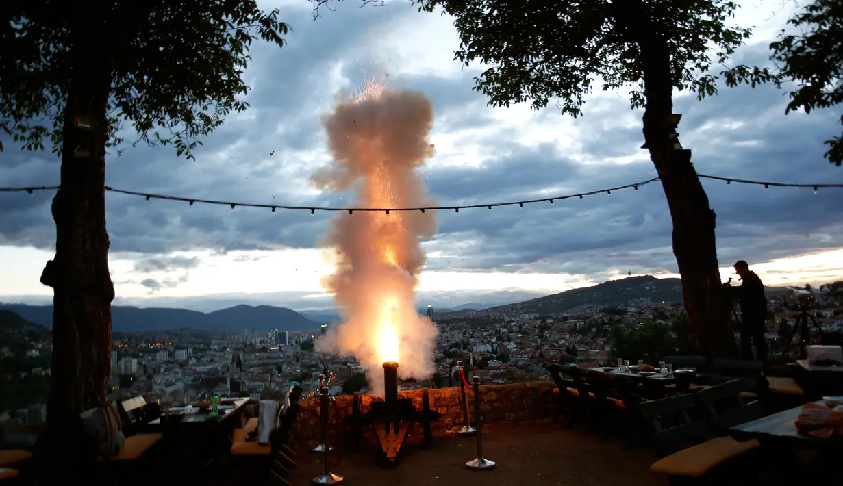 Tembakan meriam kembang api untuk memberi tanda matahari telah terbenam dan menandai akhir dari puasa selama bulan suci Ramadan di Sarajevo, Bosnia, (16/5). (AP Photo / Amel Emric)