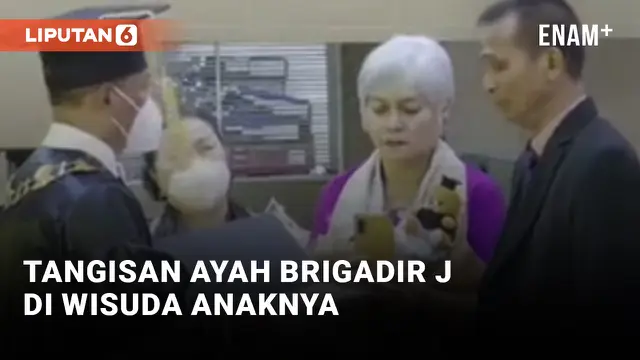 Ayah Brigadir J Nangis di Wisuda Anaknya