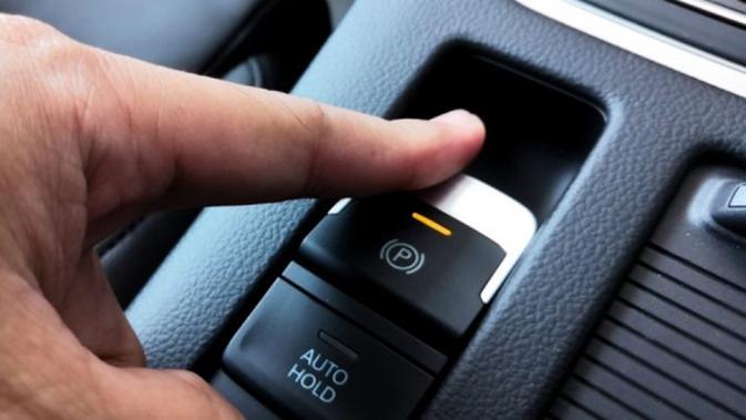 Parkir mobil bisa lebih mudah dengan rem tangan elektronik. (Foto: Shutterstock)