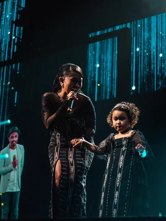 Gewa mendampingi sang ibu saat  tampil di konser Glenn Fredly: 25 Years of Music. Gewa  tampil kompak dengan sang ibu. Paras Gewa juga kerap disebut perpaduan Ambon dan Sunda. [Instagram/mutia_ayuu]