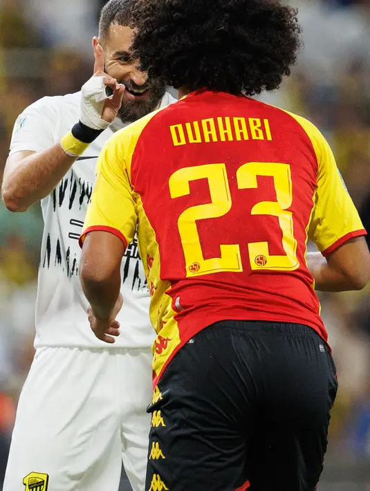 Karim Benzema melakoni laga debutnya bareng Al Ittihad saat melawan Esperance. (AFP Photo)