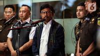 Menteri Komunikasi dan Informatika (Menkominfo) Johnny Gerard Plate menyampaikan keterangan kepada awak media usai menjalani pemeriksaan oleh Kejaksaan Agung Republik Indonesia, Jakarta, Selasa (14/2/2023). Johnny diperiksa selama kurang lebih sembilan jam sebagai saksi kasus dugaan korupsi penyediaan Base Transceiver Station (BTS) 4G dan infrastruktur pendukung paket 1, 2, 3, 4, dan 5 BAKTI Kominfo Tahun 2020-2022. (Liputan6.com/Johan Tallo)