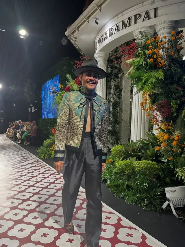 6 Outfit Pria ala Ferry Salim, Inspirasi Gaya Pria Usia 50-an yang Stylish Abis