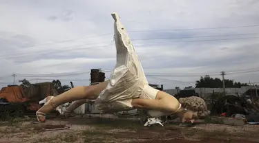 Patung raksasa aktris Marilyn Monroe terlihat di lokasi pembuangan sampah di Guigang, Tiongkok, Rabu (18/6/14). (REUTERS/China Daily