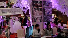 Pekerja berjaga di sebuah Stand Pameran "Wedding Open House" di Hotel Grand Mercure, Jakarta, Sabtu (20/2/2016). Pameran serta Fashion Show Wedding Open House ini di gelar dari tanggal 20 - 21 Februari Mendatang.(Liputan6.com/Johan Tallo)