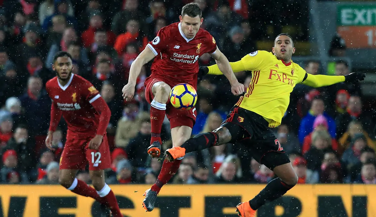 Gelandang liverpool, James Milner mengamankan bola dari gelandang Watford, Etienne Capoue pada laga Premier League di Stadion Anfield, Liverpool, Sabtu (17/3/2018). Liverpool menang 5-0 atas Watford. (AFP/Lindsey Parnaby)