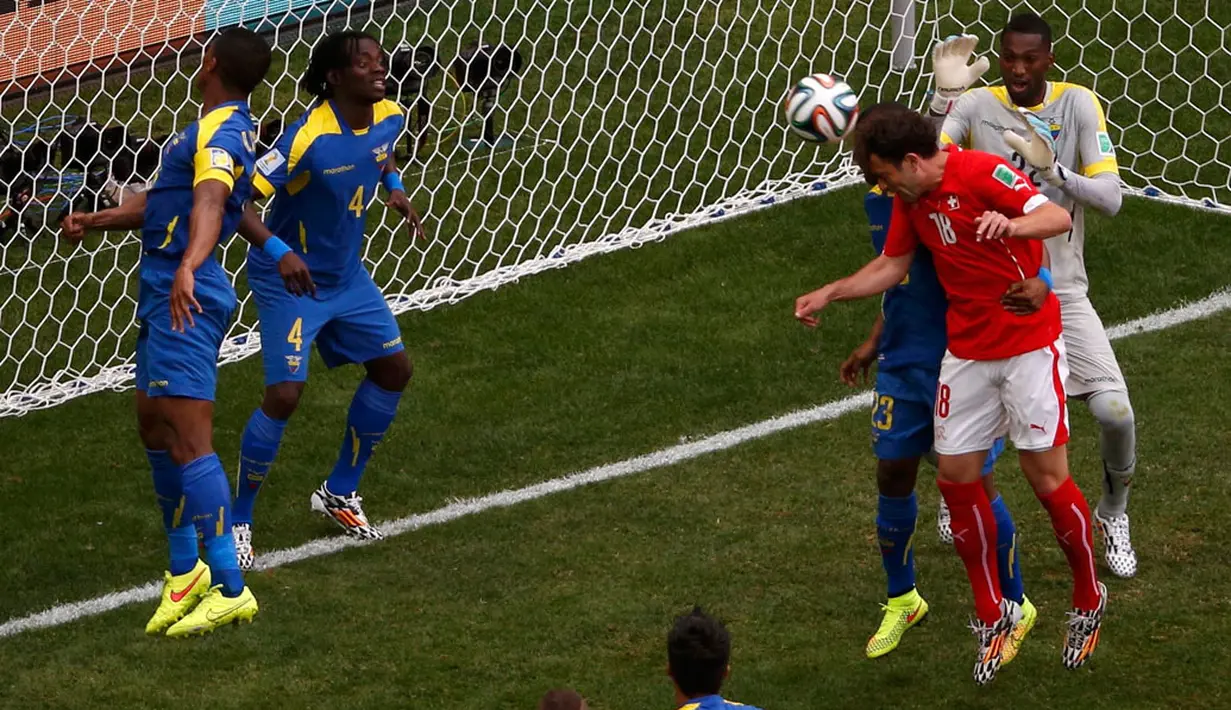Gol pembuka kemenangan Swiss atas Ekuador di laga penyisihan Piala Dunia 2014 Grup E di Estádio Nacional de Brasilia, (15/6/2014), dicetak lewat sundulan kepala Admir Mehmedi. (REUTERS/David Gray)