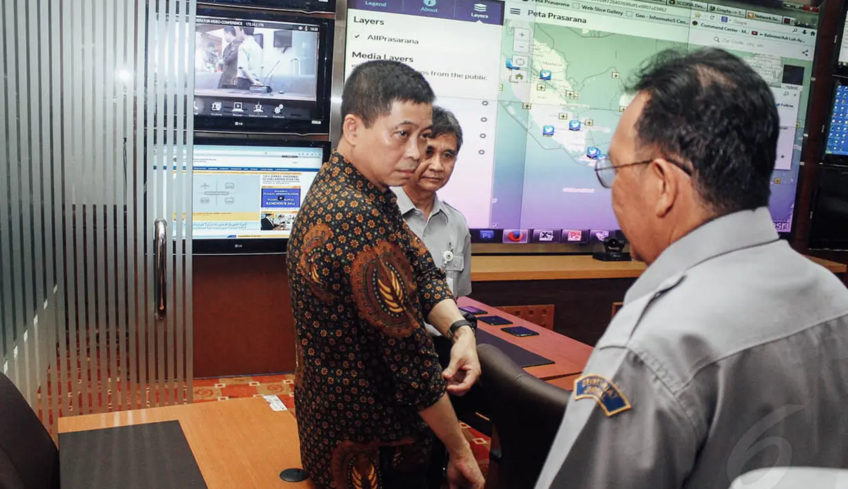 Menteri Perhubungan Ignasius Jonan  terlihat bertandang ke semua direktorat jenderal mulai dari lantai 12 hingga lantai dasar kantor Kemenhub, Jakarta, (27/10/2014). (Liputan6.com/Faizal Fanani)