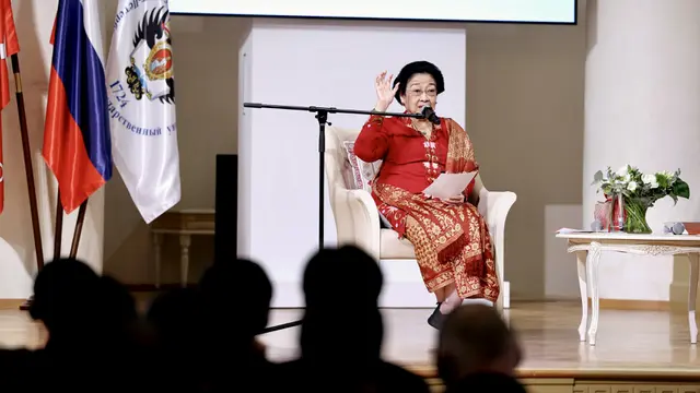 Presiden Kelima RI, Megawati Soekarnoputri saat berpidato dihadapan rektor universitas se-Rusia, di Kampus St.Petersburg University.