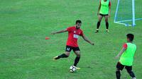 Zulham Zamrun mengikuti latihan reguler PSM di Lapangan Banteng, Seminyak, Bali. (Bola.com/Abdi Satria)