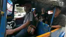 Pemudik bersama keluarganya bersiap melakukan perjalanan mudik di Jalur Pantura kawasan Patrol, Jawa Barat, Senin (3/6/2019). Keluarga ini memanfaatkan bajajnya sebagai angkutan mudik dari Jakarta menuju kampung halamannya di Cirebon, Jawa Tengah. (Liputan6.com/Herman Zakharia)