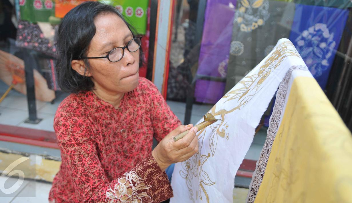 Seorang ibu membatik tulis bersama di Kampung Batik di Palbatu, Jakarta, Jumat (2/10). Kegiatan dalam rangka memperingati Hari Batik Nasional tersebut untuk memupuk rasa cinta akan batik sebagai warisan budaya asli Indonesia. (Liputan6.com/Gempur M Surya)
