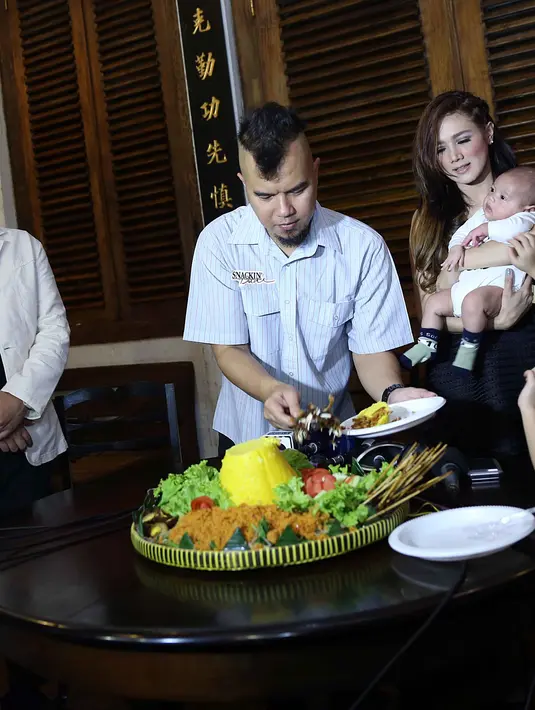 Dalam pembuatan video klip single terbarunya, Mulan menjadikan ketiga putrinya, Tiara, Davi dan Safeea sebagai model. Tidak mudah megajak ketiga putrinya tampil di depan kamera. (Nurwahyunan/Bintang.com)