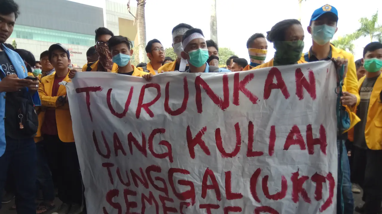 Ratusan mahasiswa Unsri menyampaikan aspirasinya ke anggota DPRD Sumsel (Liputan6.com / Nefri Inge)