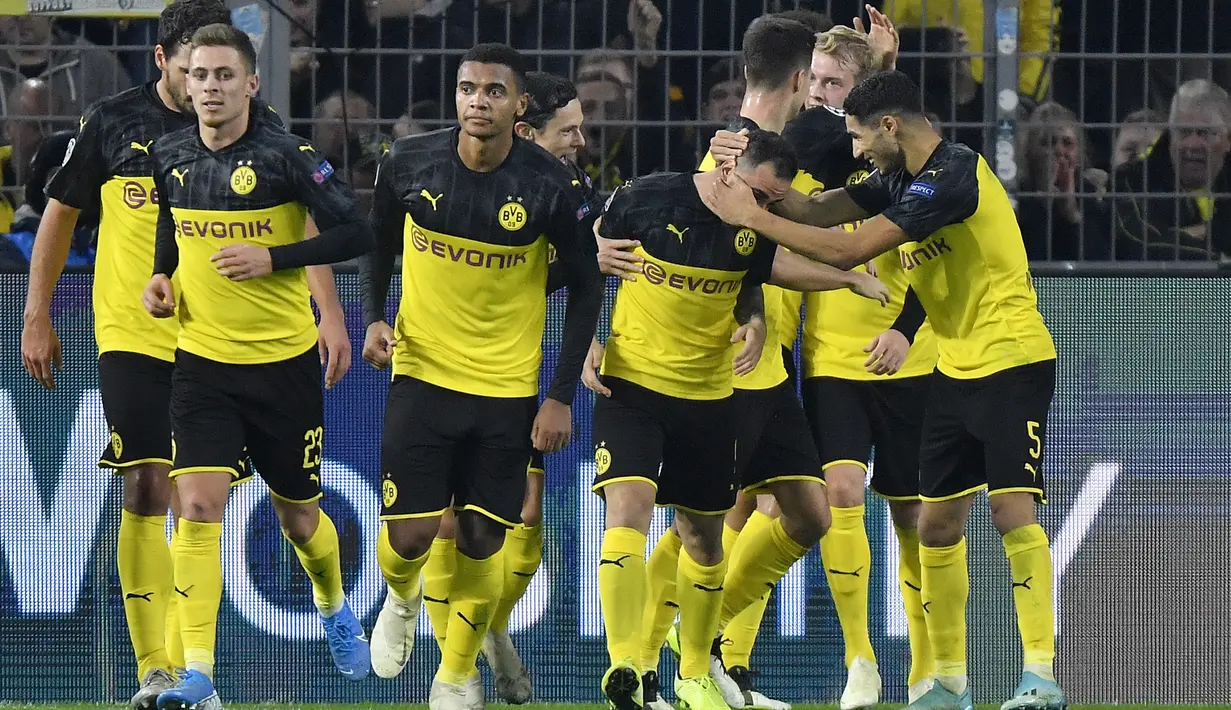 Penyerang Dortmund, Julian Brandt (kedua kanan) berselebrasi dengan rekan-rekannya usai mencetak gol ke gawang Inter Milan pada pertandingan lanjutan Grup F Liga Champions di Signal Iduna Park, Jerman (5/11/2019). Dortmund menang tipis 3-2 atas Inter Milan. (AP Photo/Martin Meissner)