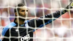 Portsmouth's English Goalkeeper David James shouts instructions during the FA Community Shield against Manchester United at Wembley Stadium, London on August 10, 2008. AFP PHOTO/Glyn Kirk
