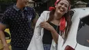 Elly Sugigi bersama pacarnya Irfan Sbaztian tertawa saat menghadiri acara penandatanganan MoU pemberantasan dan penyalahgunaan narkoba di lingkungan artis di Mapolres Metro Jakarta Selatan, Kamis (22/2). (Liputan6.com/Faizal Fanani)