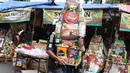 Pedagang membawa parsel yang dujual di kawasan Cikini, Jakarta, Rabu (6/6). Menjelang Hari Raya Idul Fitri, penjualan parsel para pedagang dadakan tersebut meningkat hingga 50 persen. (Liputan6.com/Immanuel Antonius)