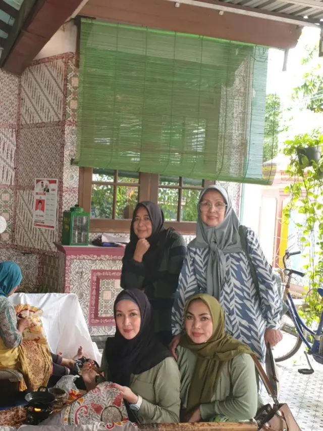 Potret Dina Lorenza dan teman-teman (Sumber: Instagram/dinalorenza1975)