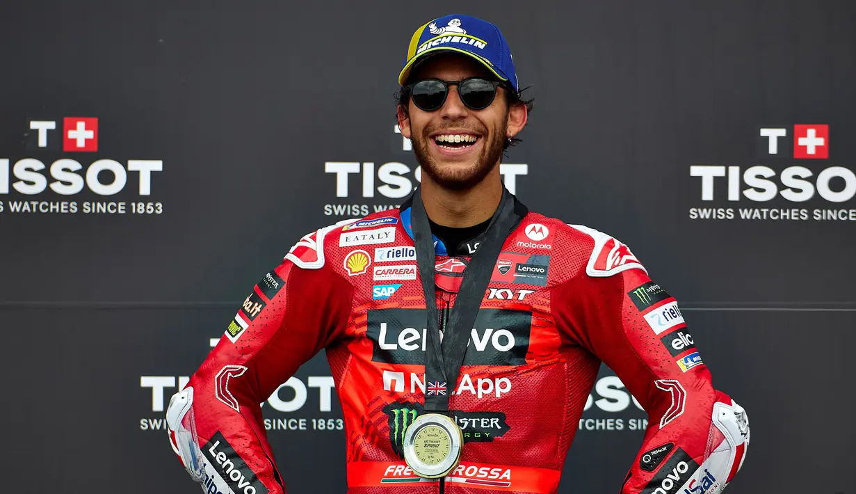 Enea Bastianini berhasil finis pertama dengan catatan waktu 19 menit 49,929 detik usai melahap 10 putaran lomba. (BENJAMIN CREMEL/AFP)