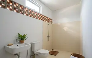 6 Desain Kamar Mandi Kecil yang Praktis Dibersihkan Setiap Hari, Rapi Tanpa Banyak Usaha