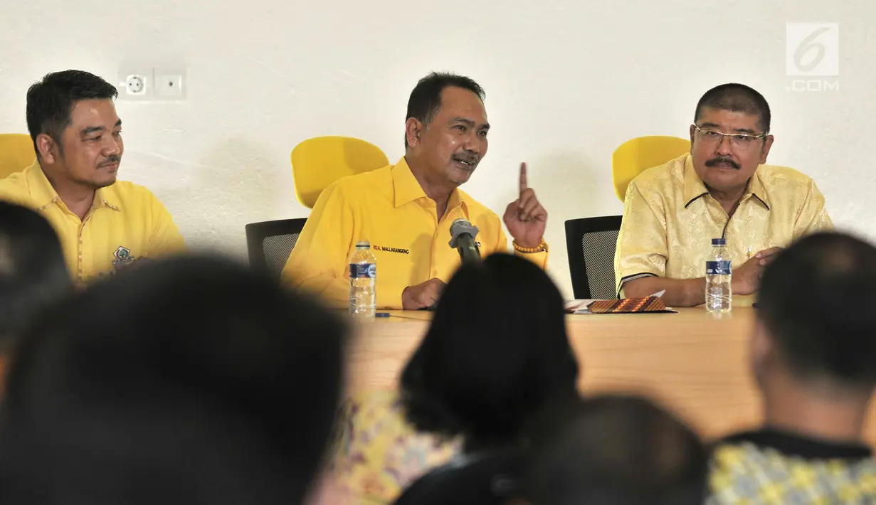Rizal Mallarangeng (tengah) memberi sambutan saat pengangkatan dirinya sebagai Plt Ketua DPD Golkar DKI Jakarta di Kantor DPD Golkar DKI, Kamis (6/9). Rizal Mallarangeng menggantikan Agus Gumiwang Kartasasmita. (Merdeka.com/Iqbal Nugroho)