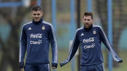Lionel Messi dan Mauro Icardi kedinginan saat mengikuti sesi latihan jelang melawan Venezuela pada kualifikasi Piala Dunia 2018 di Buenos Aires, Argentina, (3/9/2017). (AP/Natacha Pisarenko)