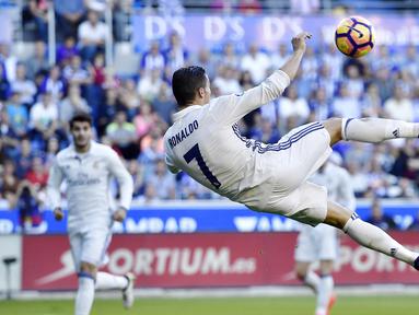 Aksi bintang Real Madrid, Cristiano Ronaldo melakukan tendangan salto saat melawan Deportivo Alaves pada lanjutan La Liga Spanyol di Mendizorroza stadium, Vitoria, (29/10/2016). (AP/Alvaro Barrie)