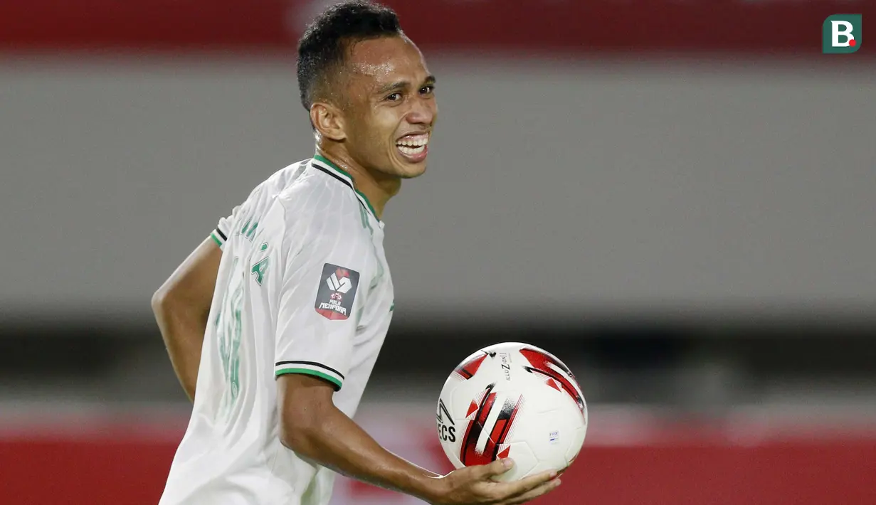 Pada menit ke-33, Irfan Jaya sukses melesakkan bola melalui tendangan 12 pas. Pemain asal Sulawesi Selatan itu mampu membobol gawang Hilman Syah dengan mengarahkan bola ke sisi kanan gawang PSM. (Bola.com/M Iqbal Ichsan)