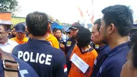 Taat Pribadi bersama empat tersangka lainnya dibawa Polda Jatim dari Surabaya menuju Padepokan Dimas Kanjeng. (Liputan6.com/Dhimas Prasaja)