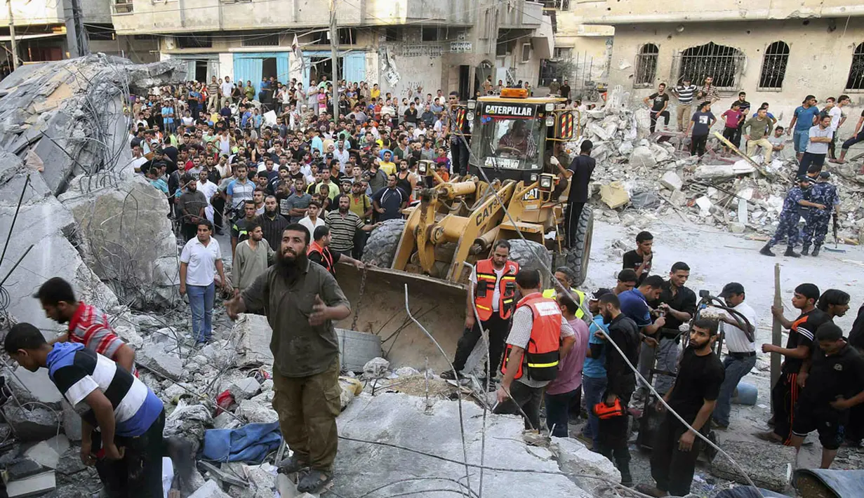 Bersama tim penyelamat Palestina mencari korban yang terjebak reruntuhan bangunan yang hancur akibat serangan udara Israel, (11/7/2014). (REUTERS/Ibraheem Abu Mustafa) 