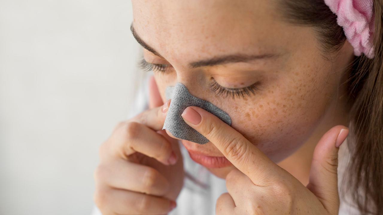 Ilustrasi membersihkan komedo