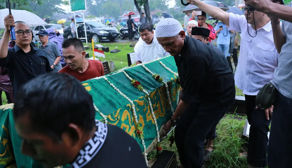 Sekitar pukul 12.40 WIB, almarhum tiba di TPU Tanah Kusir. Hujan deras mengiringi kepergian Aktor Terbaik peraih Piala Citra FFI 2015 itu. (Adrian Putra/Bintang.com)