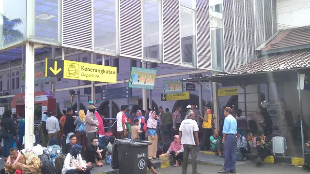 Pemudik di Stasiun Pasar Senen