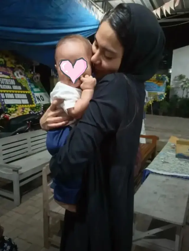 6 Potret Azizah Salsha Berbusana Serba Hitam saat Ziarah, Bertemu Pratama Arhan