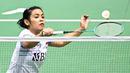 Pebulu tangkis tunggal putri Indonesia, Gregoria Mariska Tunjung berusaha mengembalikan kok ke arah pebulu tangkis tunggal putri Jepang, Akane Yamaguchi pada laga semifinal Hong Kong Open 2023 di Hong Kong Coliseum, Sabtu (17/9/2023). Jorji kalah dengan skor 17-21,25-23, dan 18-21. (AFP/Peter Parks)
