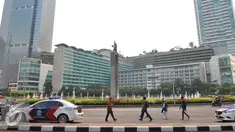 Suasana jalan lengang di kawasan bundaran HI, Jakarta, Jumat (4/11). Kawasan tersebut yang biasanya padat lalu lintas menjadi lengang akibat adanya Aksi Damai 4 November. (Liputan6.com/Angga Yuniar)