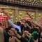 Umat Syiah Irak berdoa di tempat suci Imam Abbas pada malam Asyura di kota suci Karbala (9/9/2019). Hari Asyura merupakan puncak peringatan Tragedi Karbala. (AFP Photo/Mohammed Sawaf)