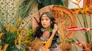 Jalani pemotretan tema ‘Bohemian Girl’, Saskia Chadwick tampil unik dan artistik. Aksesori yang dikenakannya pun mendukung pemotretannya agar kental dengan nuansa Bohemian. Dalam balutan dress floral, penampilan artis berusia 15 tahun ini makin memukau. (Liputan6/IG/@riomotret)