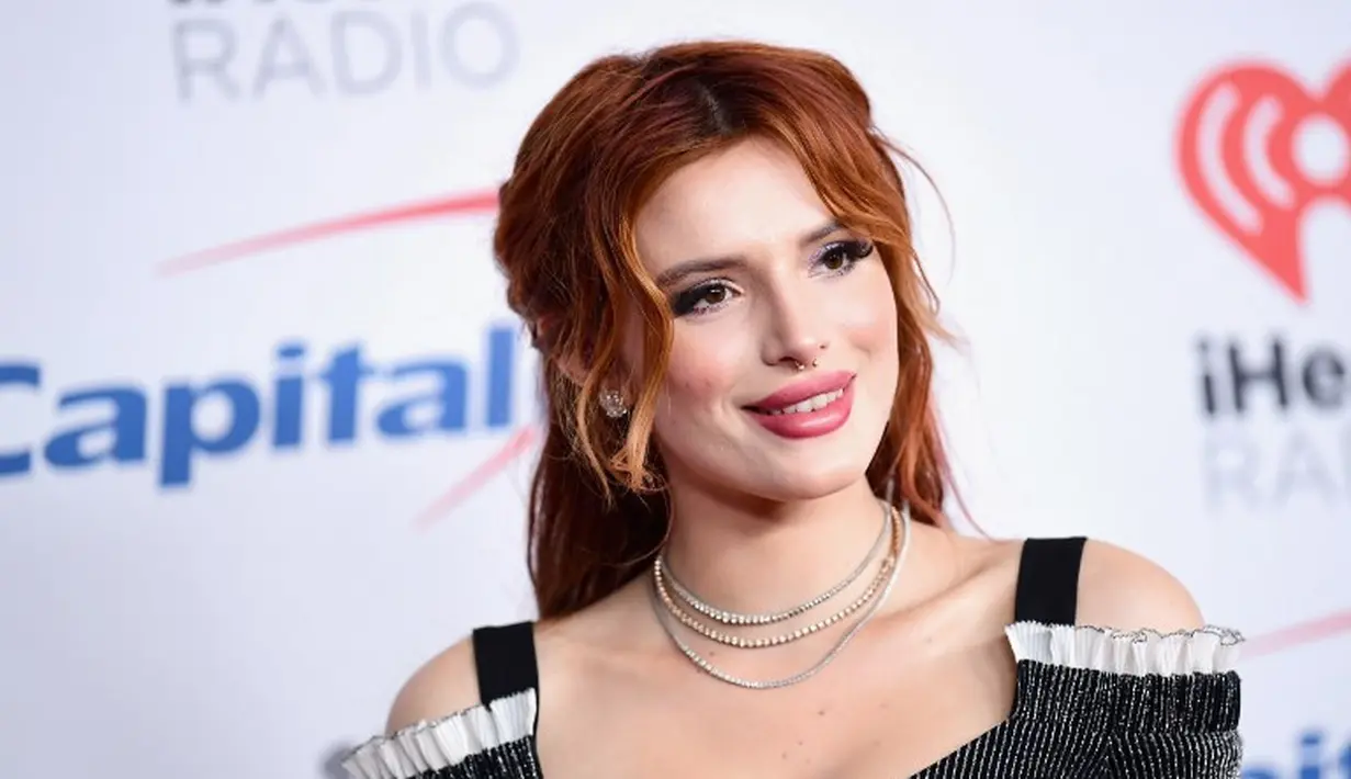 Dilansir dari HollywoodLife, banyak penggemar yang mengatakan bahwa penampilan Bella Throne menjadi aneh dan ia tak lagi cantik akrena bibirnya yang mirip Kylie Jenner. (Emma McIntyre / GETTY IMAGES NORTH AMERICA / AFP)