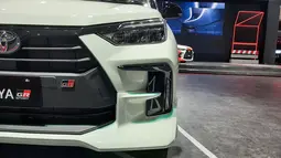 Sektor penerangan tidak ada perbedaan dengan Agya tipe G. Lampunya menggunakan teknologi full LED untuk lampu kota, low-beam, high-beam, hingga lampu sign. Aksen hitam glossy di kanan dan kiri terlihat seperti mengambil elemen desain dari GR Yaris.