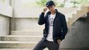 Sering mengenakan kaus, pria kelahiran Jakarta ini beberapa kali memadukannya dengan jaket. Bahkan, pada foto ini Caesar Hito terlihat mengenakan kaus putih dan dipadukan dengan jaket serta topi hitam serta celana berawrna abu-abu. (Liputan6.com/IG/@hitocaesar)