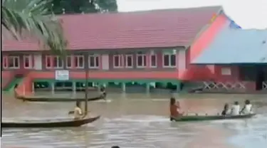 Sejumlah warga sudah terlihat mempersiapkan diri dengan membuat jalan darurat dari papan.