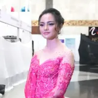 Hadir di acara busana 29 tahun karya Anne Avantie, Ririn Ekawati terkagum-kagum.