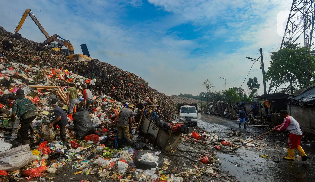 Sementara sisi selatan yang berbatasan langsung dengan Sungai Pesanggrahan juga ikut jebol sehingga mempersempit ruang aliran air.  (merdeka.com/Arie Basuki)