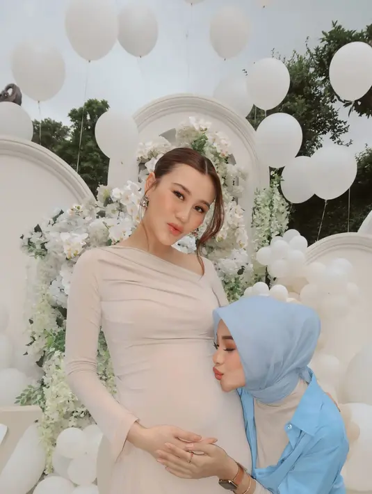 Penampilan cantik Aaliyah Massaid didukung dengan makeup flawless bernuansa coral yang fresh [@aurelie.hermansyah]