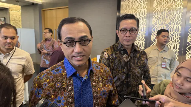 Kepala Eksekutif Pengawas Pasar Modal, Keuangan Derivatif dan Bursa Karbon OJK Hasan Fawzi  saat ditemui di Gedung BEI, Jakarta, Jumat (13/3/2026). (Foto: Liputan6.com/Tira Santia)